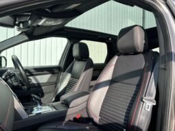 
										2021 Land Rover Discovery Sport R-Dynamic SE P300E full									