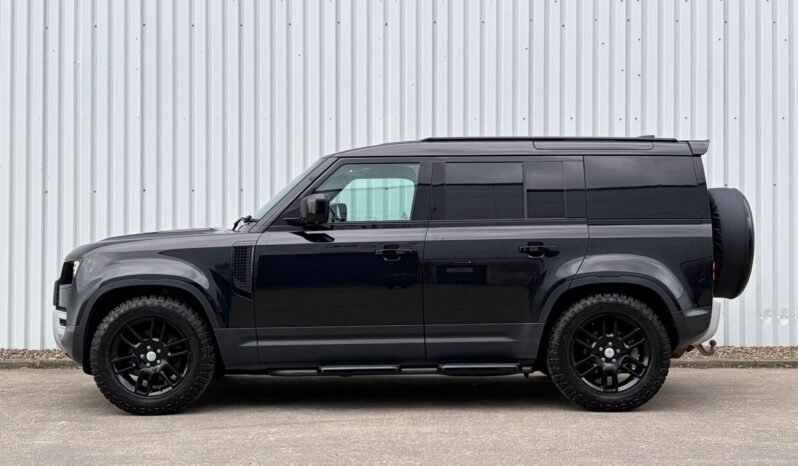 
212 Land Rover Defender 110 D300 SE 3 Seat Com full									