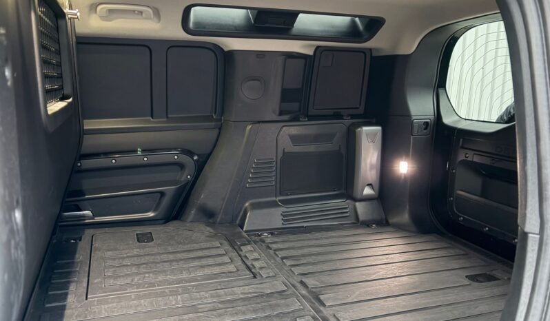 
212 Land Rover Defender 110 D300 SE 3 Seat Com full									