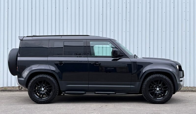 
212 Land Rover Defender 110 D300 SE 3 Seat Com full									