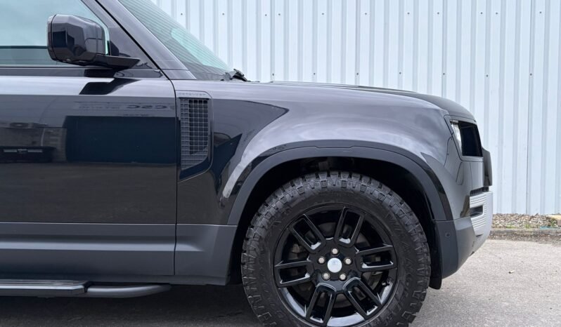 
212 Land Rover Defender 110 D300 SE 3 Seat Com full									